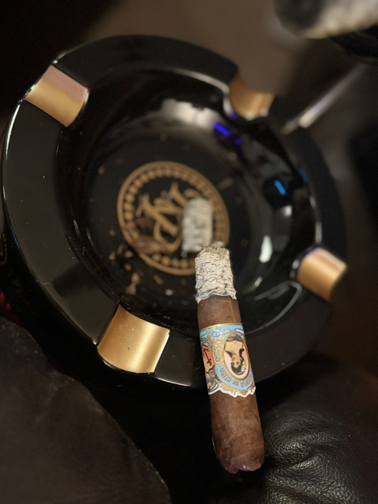 La Aroma de Cuba Mi Amor Toro nearing the final third with an impressive ash stack and clean burn resting against a Rocky Patel ashtray.