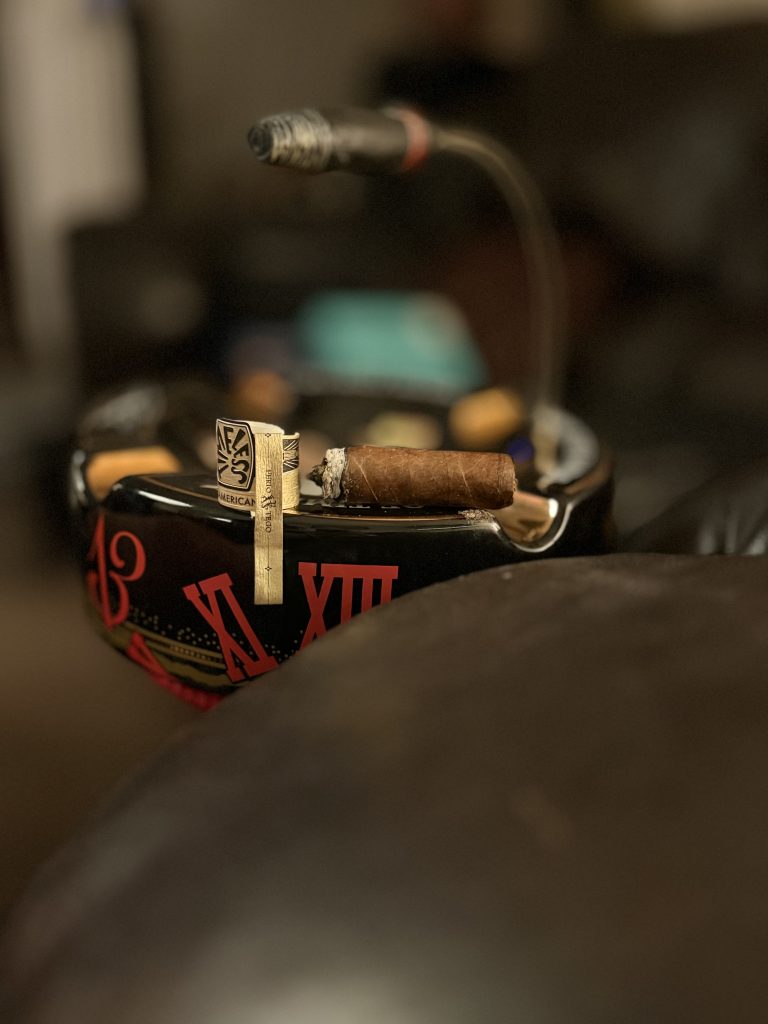 Ferio Tego Timeless Panamericana Epicure nub resting on an Arturo Fuente ashtray beside its removed band.